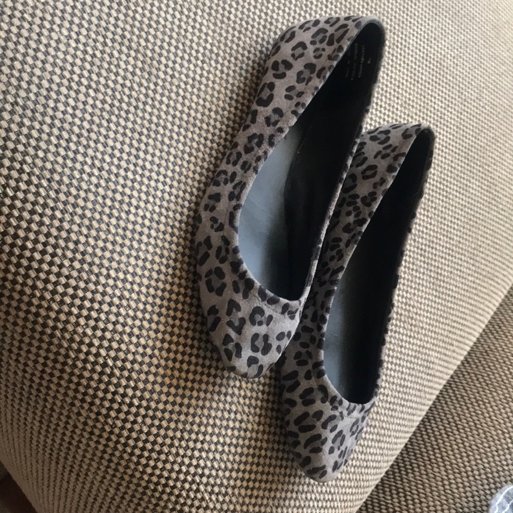Ann Taylor suede leopard print flats size 7M.